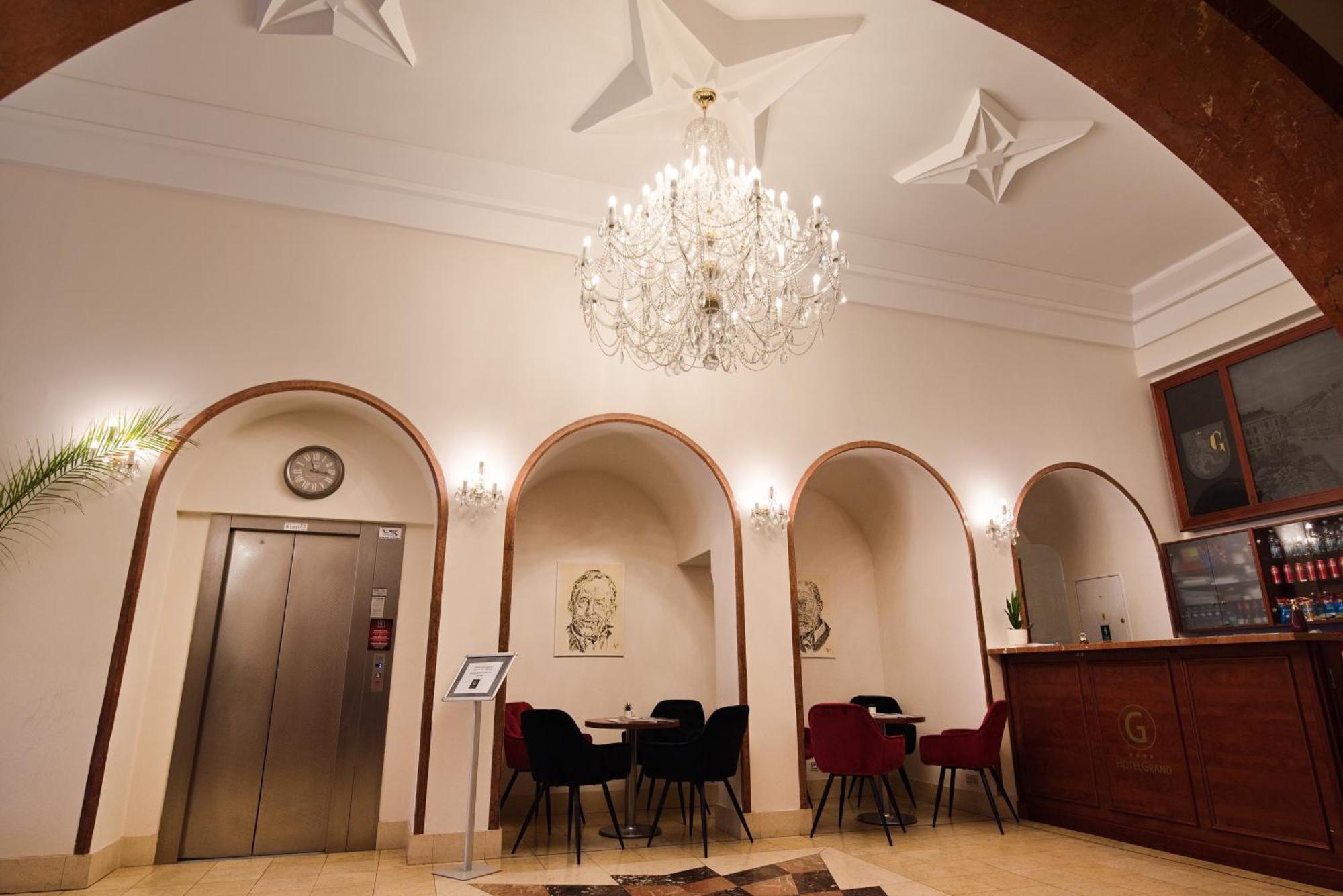 Hotel Grand Hradec Králové Exteriör bild