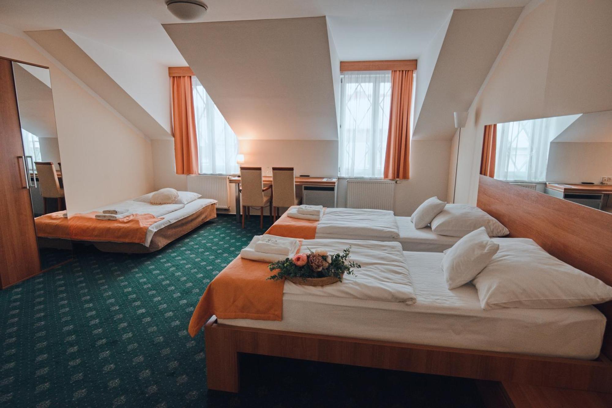 Hotel Grand Hradec Králové Exteriör bild